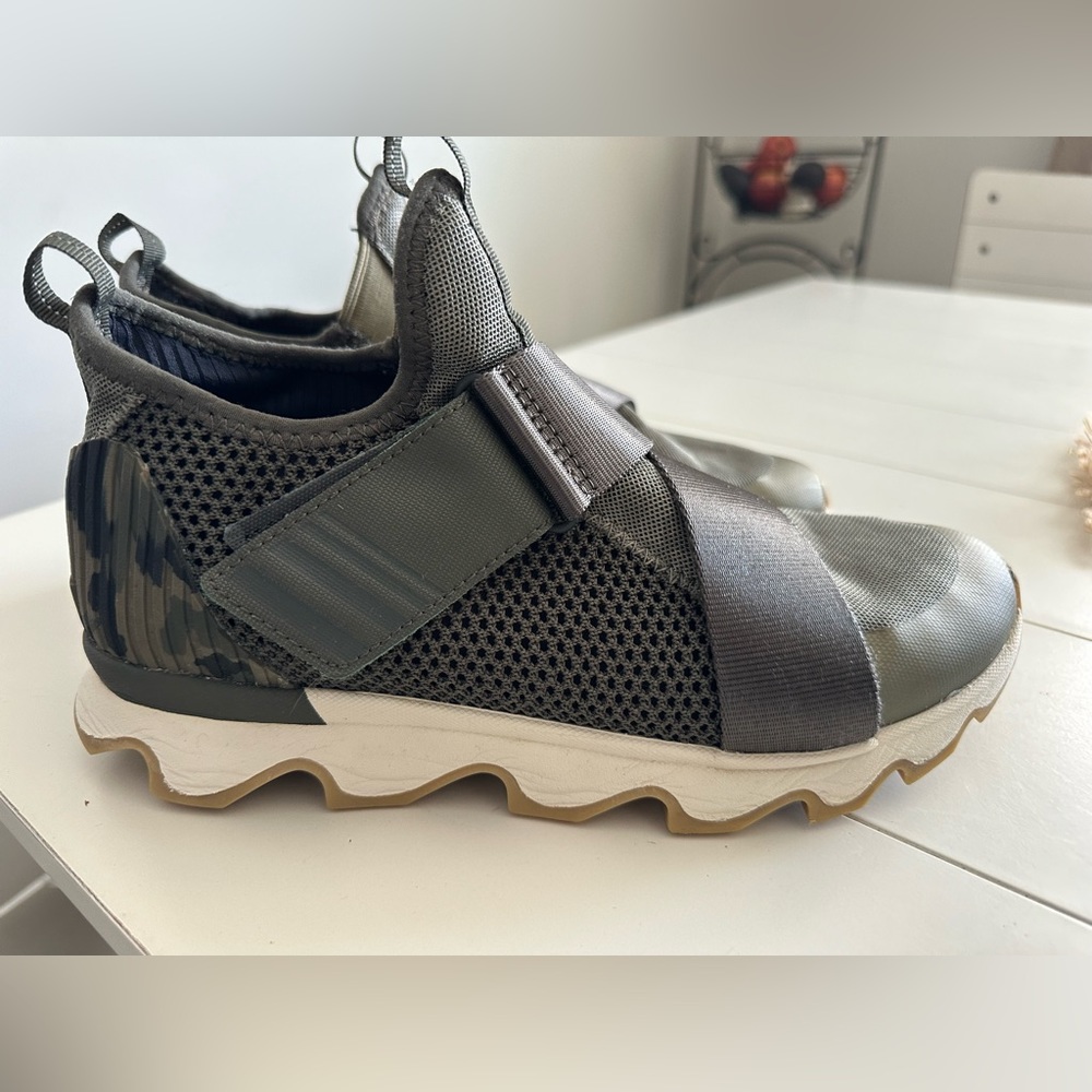 SOREL Womens strap sneaker. In new conditions.
